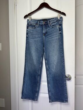 Silver Jeans Women's Straight-Leg Denim mid rise waist 15” inseam 26” rise 11”